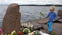 Dítě pokládá květinu na ostrově Utoya | na serveru Lidovky.cz | aktuální zprávy