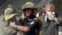 11. z 2001. Lid v zaprench ulicch ped troskami WTC