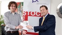 Generální ředitel Burzy cenných papírů Praha Petr Koblic předává Jakubu Pavlíčkovi hlavní výhru hry Chytré portfolio. | na serveru Lidovky.cz | aktuální zprávy