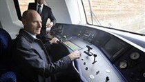 V Plzni byl představen jednopodlažní elektrický vlak RegioPanter, který pro České dráhy vyrábí Škoda Transportation. Na snímku generální ředitel ČD Petr Žaluda. | na serveru Lidovky.cz | aktuální zprávy