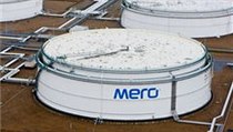 Centrální tankoviště ropy v Nelahozevsi. Cena ropy v plné nádrži je až 1,5 miliardy korun. | na serveru Lidovky.cz | aktuální zprávy