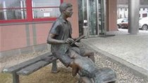 Lavička neřesti - kontroverzní socha, která stojí před budovou Sazky. | na serveru Lidovky.cz | aktuální zprávy