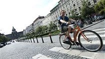 Kvůli stávce vyjelo mnohem víc cyklistů. Na fotografii jeden z nich na Václavském náměstí. | na serveru Lidovky.cz | aktuální zprávy