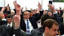 Miroslav Kalousek mezi delegáty sněmu TOP 09. | na serveru Lidovky.cz | aktuální zprávy