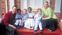 Bývalý pastor metodistické církve v Severní karolině Chad Holtz na snímku s manželkou Amy, dvěma vlastními a dvěma adoptovanými dětmi. | na serveru Lidovky.cz | aktuální zprávy