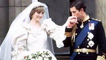 Princezna Diana a princ Charles na svatební fotografii v roce 1981, šaty Kate se prý údajně těmi Dianinými inspirují. | na serveru Lidovky.cz | aktuální zprávy