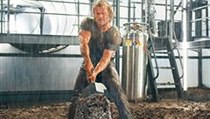 Když Thora (Chris Hemsworth) tatínek vyžene mezi pozemšťany, má synek problém zvednout své božské kladivo. Změní se to do konce filmu? | na serveru Lidovky.cz | aktuální zprávy