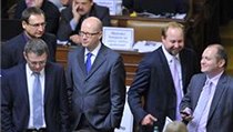 Zleva poslanec ČSSD Richard Dolejš, místopředseda Poslanecké sněmovny Lubomír Zaorálek, předseda ČSSD Bohuslav Sobotka, poslanec ČSSD Jeroným Tejc a hejtman Jihomoravsého kraje Michal Hašek na mimořádné schůzi dolní komory parlamentu | na serveru Lidovky.cz | aktuální zprávy