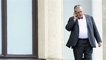 Telefonující předseda TOP 09 a ministr zahraničí Karel Schwarzenberg. | na serveru Lidovky.cz | aktuální zprávy