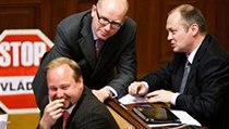 Pobavení poslanci ČSSD ve sněmovně: zleva Jeroným Tejc, Bohuslav Sobotka a Michal Hašek. | na serveru Lidovky.cz | aktuální zprávy