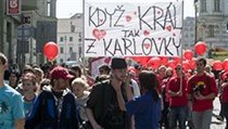 Studenti největší pražské univerzity, 'Karlovky', doufají, že ve volbě krále majálesu uspěje jejich zástupce. Studenti největší pražské univerzity, 'Karlovky', doufají, že ve volbě krále majálesu uspěje jejich zástupce.