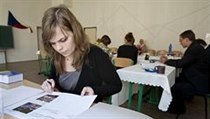 Studentka z gymnázia Na Zatlance skládá státní maturitu. | na serveru Lidovky.cz | aktuální zprávy