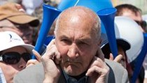 Ohlušující projev nespokojených odborářů a dalších nespokojených lidí byl chvílemi k nevydržení. Kdo nezapomněl špunty do uší, měl navrch. Ohlušující projev nespokojených odborářů a dalších nespokojených lidí byl chvílemi k nevydržení. Kdo nezapomněl špunty do uší, měl navrch.