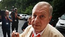 Polský herec, dramatik a režisér Jerzy Stuhr rozdává autogramy za hotelem Thermal. | na serveru Lidovky.cz | aktuální zprávy