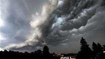 Přechod studené fronty nad obcí Honezovice na Plzeňsku, srpen 2011 (ilustrační foto). | na serveru Lidovky.cz | aktuální zprávy