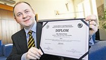 Michal Hašek s diplomem | na serveru Lidovky.cz | aktuální zprávy