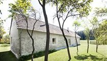 Fakt, že dům prošel výraznou rekonstrukcí, zaznamená zvenku jen velmi trénované oko. | na serveru Lidovky.cz | aktuální zprávy
