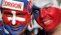 Předzápasové přátelství mezi fanouškem Slovenska a Česka. | na serveru Lidovky.cz | aktuální zprávy