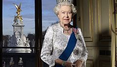 Stabilizaní prvek. Britská královna Albta II. na oficiálním portrétu z...