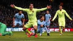 Luis Suárez slaví gól v síti Manchesteru City.