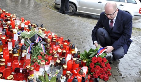 Zapálením svíky a poloením kvtin uctil premiér Bohuslav Sobotka 2. bezna  v...