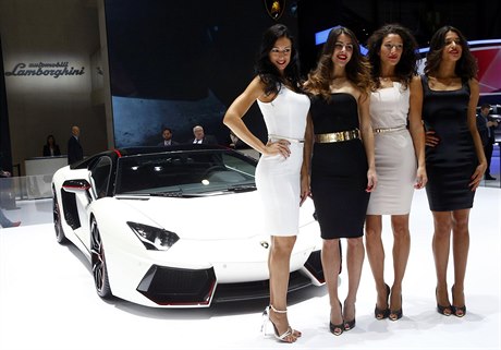 Modelky pózují ped modelem auta Lamborghini Aventador LP 700-4 na tradiním...