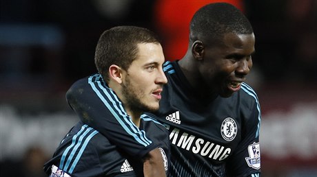 Eden Hazard (vlevo) a Kurt Zouma se radují z vítzství.