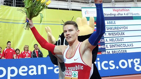 Pavel Maslák oslavuje zlatou medaili z halového ME v Praze.
