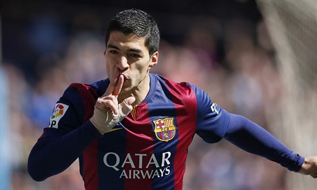 Fotbalista Barcelony Luis Suárez se raduje z gólu.