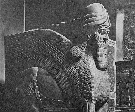 K nejznámjím objektm v Nimrúdu patí okídlené obí sochy mytologických...