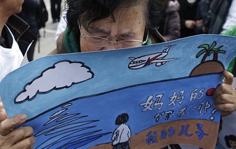 Wang Guohui, matka pasaéra letu MH370, bhem shromádní v ínském Yonghegong...