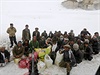 Afghántí peiví po snhových lavinách.
