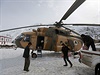 Pracovníci afghánské armády nakládají jídlo pro peiví lavin.