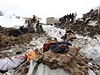 Afgánci zjiují stav svých dom po niivých lavinách.
