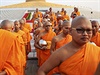 Buddhistití mnii bhem píprav na velkolepou náboenskou slavnost v Thajsku.