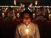 Meditující vící bhem náboenských oslav v Thajsku.