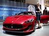 Modelka pózující vedle Maserati GranTurismo MC Stradale bhem tradiního...