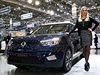 Modelka pózující ped SsangYong Tivoli bhem tradiního enevského autosalonu.