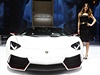 Modelka pózující vedle modelu Lamborghini Aventador LP 700-4 bhem tradiního...