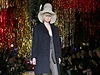 Hereka Gwendoline Christie pedvádí modely britské návrháky Vivienne Westwood.
