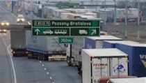 Autodopravci blokovali 11. ledna silnici I/50 mezi Trenčínem a napojením na dálnici D1 na protest proti novému systému elektronického výběru mýta. V řadě tam stálo na 90 kamionů a dalších aut. | na serveru Lidovky.cz | aktuální zprávy