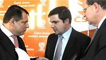 Zleva předseda ČSSD Jiří Paroubek, pražský zastupitel Karel Březina a ekonomický expert Jan Mládek | na serveru Lidovky.cz | aktuální zprávy