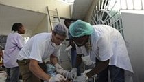 Před troskami původní úrazové nemocnice Lékařů bez hranic na Haiti pokračuje poskytování zdravotnické pomoci v provizorních podmínkách polní stanové nemocnice. | na serveru Lidovky.cz | aktuální zprávy