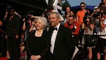 Thelma Schoonmakerová a moderátor Marek Eben na červeném koberci | na serveru Lidovky.cz | aktuální zprávy
