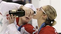 Kanadské hokejistky slaví alkoholem na ledě. | na serveru Lidovky.cz | aktuální zprávy