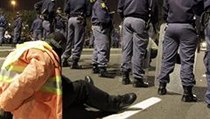 Nepokoje na MS. Policie rozháněla demonstrující členy ochranky stadionu. | na serveru Lidovky.cz | aktuální zprávy