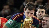 Španělsko - Nizozemsko (Casillas s trofejí pro mistry světa). | na serveru Lidovky.cz | aktuální zprávy