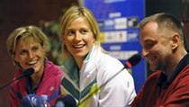 Zleva basketbalistky Hana Horáková, Ivana Večeřová a jejich reprezentační trenér Lubor Blažek. | na serveru Lidovky.cz | aktuální zprávy