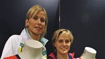 Basketbalistky Ivana Večeřová a kapitánka Hana Horáková (vpravo) představily 21. září v Brně dresy českých hráček na nadcházející mistrovství světa. | na serveru Lidovky.cz | aktuální zprávy