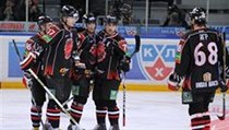 Jaromír Jágr přijímá gratulace od spoluhráčů. | na serveru Lidovky.cz | aktuální zprávy